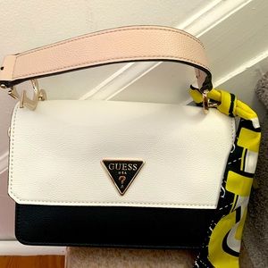 Guess bag. (2 way bag)